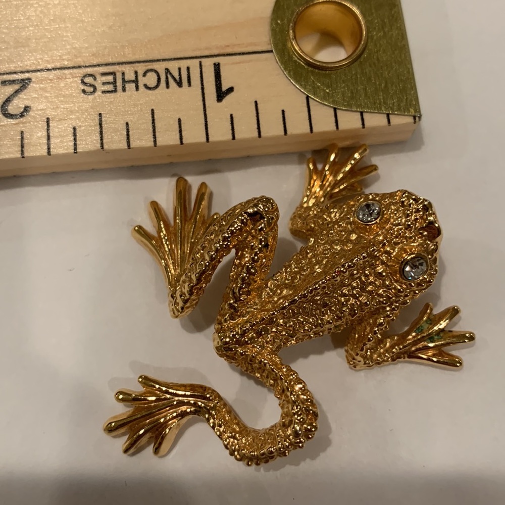 Lapel Pin of a Frog - Picture 2 of 5